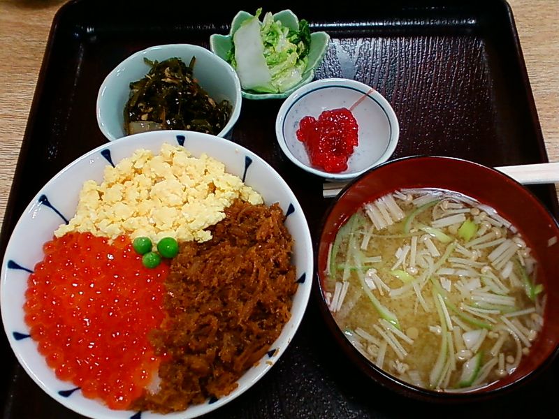 21年11月７日市場の中で昼食